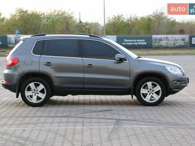 Серый Фольксваген Тигуан, объемом двигателя 2 л и пробегом 219 тыс. км за 12300 $, фото 4 на Automoto.ua