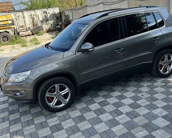 Серый Фольксваген Тигуан, объемом двигателя 1.97 л и пробегом 179 тыс. км за 12600 $, фото 1 на Automoto.ua