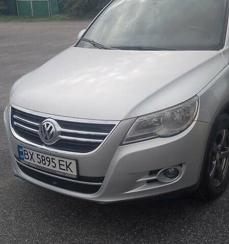 Сірий Фольксваген Тігуан, об'ємом двигуна 2 л та пробігом 250 тис. км за 10800 $, фото 4 на Automoto.ua