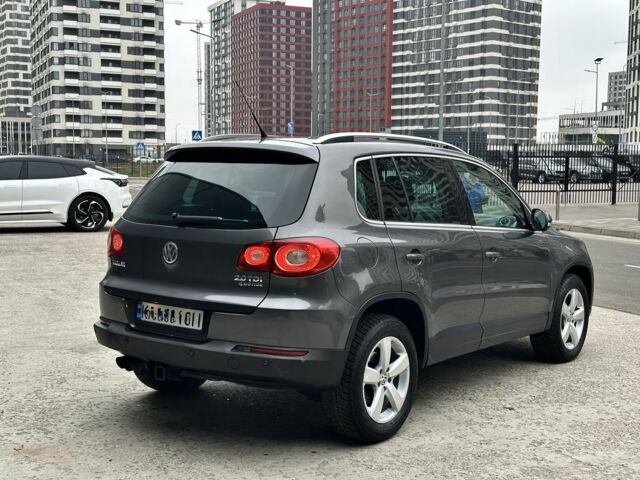 Сірий Фольксваген Тігуан, об'ємом двигуна 2 л та пробігом 262 тис. км за 10800 $, фото 2 на Automoto.ua