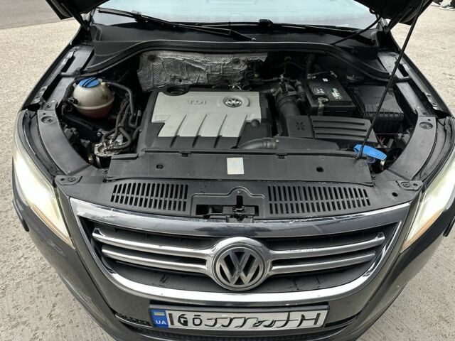 Сірий Фольксваген Тігуан, об'ємом двигуна 2 л та пробігом 262 тис. км за 10800 $, фото 7 на Automoto.ua