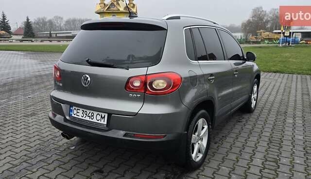 Серый Фольксваген Тигуан, объемом двигателя 2 л и пробегом 191 тыс. км за 9200 $, фото 4 на Automoto.ua