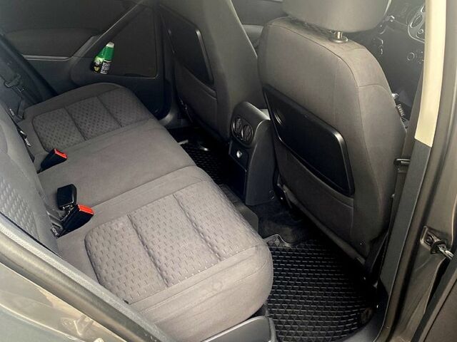 Сірий Фольксваген Тігуан, об'ємом двигуна 2 л та пробігом 165 тис. км за 10000 $, фото 10 на Automoto.ua