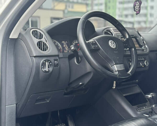 Серый Фольксваген Тигуан, объемом двигателя 2 л и пробегом 225 тыс. км за 11500 $, фото 61 на Automoto.ua