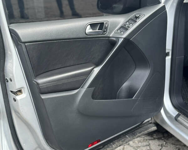 Серый Фольксваген Тигуан, объемом двигателя 2 л и пробегом 225 тыс. км за 11500 $, фото 68 на Automoto.ua