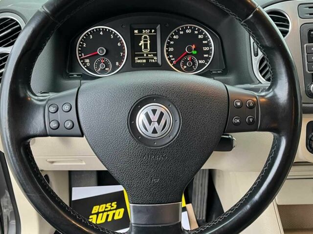 Серый Фольксваген Тигуан, объемом двигателя 2 л и пробегом 244 тыс. км за 11000 $, фото 12 на Automoto.ua