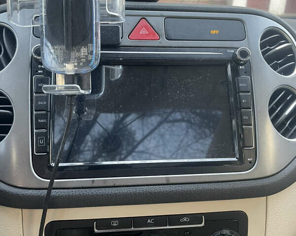 Серый Фольксваген Тигуан, объемом двигателя 2 л и пробегом 280 тыс. км за 10000 $, фото 16 на Automoto.ua