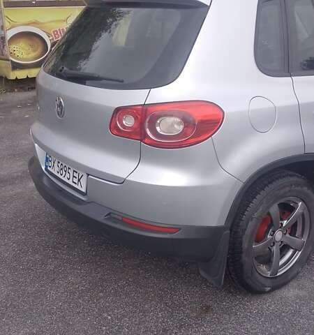 Сірий Фольксваген Тігуан, об'ємом двигуна 2 л та пробігом 250 тис. км за 10800 $, фото 6 на Automoto.ua