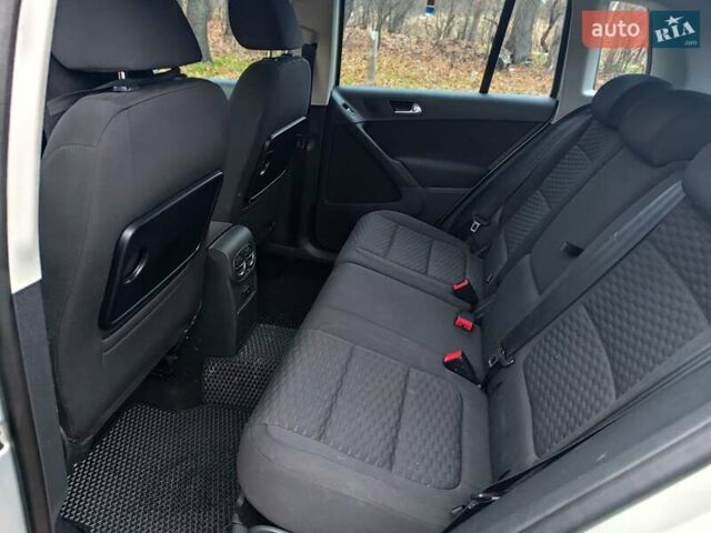 Сірий Фольксваген Тігуан, об'ємом двигуна 2 л та пробігом 194 тис. км за 10800 $, фото 10 на Automoto.ua