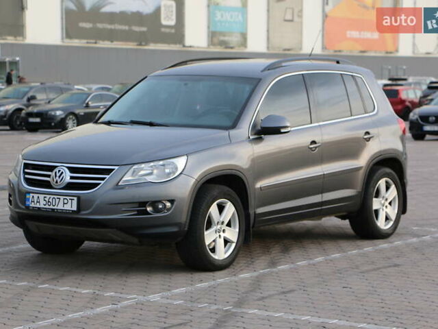 Серый Фольксваген Тигуан, объемом двигателя 2 л и пробегом 219 тыс. км за 12300 $, фото 1 на Automoto.ua
