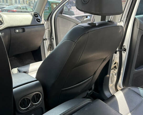 Серый Фольксваген Тигуан, объемом двигателя 1.98 л и пробегом 175 тыс. км за 10000 $, фото 13 на Automoto.ua