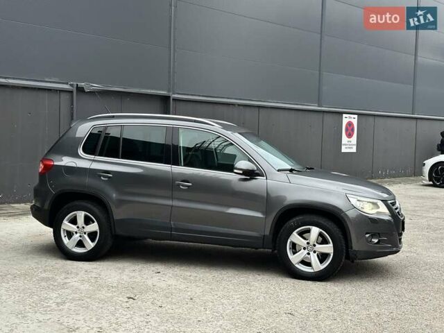 Серый Фольксваген Тигуан, объемом двигателя 2 л и пробегом 285 тыс. км за 10450 $, фото 7 на Automoto.ua