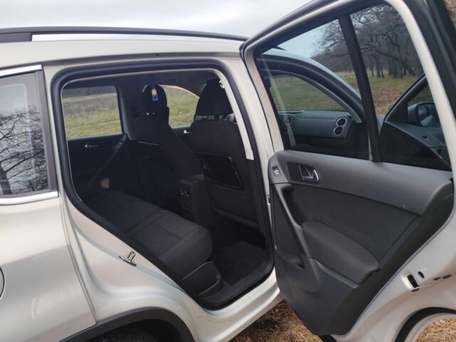 Серый Фольксваген Тигуан, объемом двигателя 2 л и пробегом 194 тыс. км за 10800 $, фото 9 на Automoto.ua