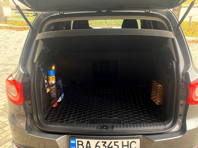 Сірий Фольксваген Тігуан, об'ємом двигуна 2 л та пробігом 165 тис. км за 10000 $, фото 8 на Automoto.ua