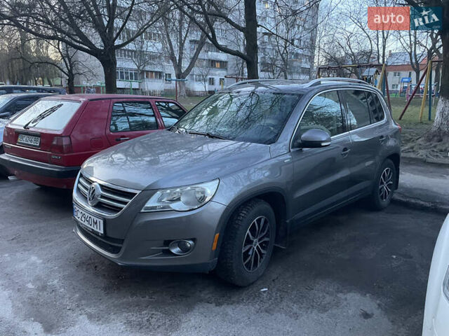Серый Фольксваген Тигуан, объемом двигателя 2 л и пробегом 280 тыс. км за 10000 $, фото 2 на Automoto.ua