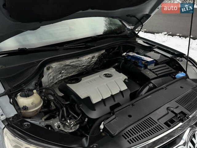 Серый Фольксваген Тигуан, объемом двигателя 2 л и пробегом 265 тыс. км за 11500 $, фото 62 на Automoto.ua