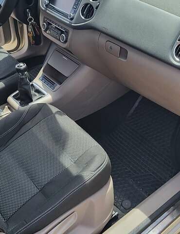 Серый Фольксваген Тигуан, объемом двигателя 1.4 л и пробегом 148 тыс. км за 9800 $, фото 6 на Automoto.ua