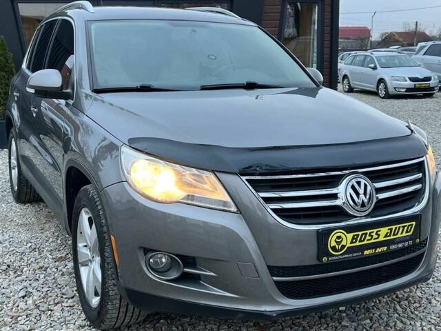 Серый Фольксваген Тигуан, объемом двигателя 2 л и пробегом 244 тыс. км за 11000 $, фото 1 на Automoto.ua