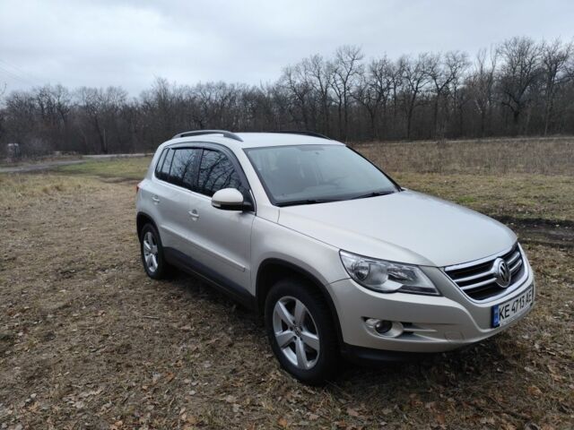 Серый Фольксваген Тигуан, объемом двигателя 2 л и пробегом 194 тыс. км за 10800 $, фото 1 на Automoto.ua