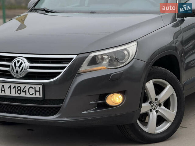 Серый Фольксваген Тигуан, объемом двигателя 2 л и пробегом 285 тыс. км за 10999 $, фото 1 на Automoto.ua