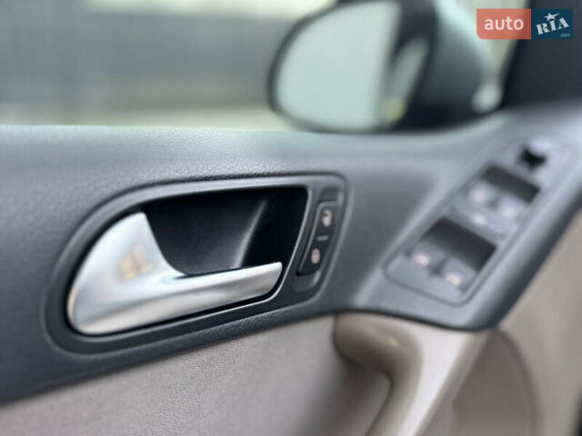 Серый Фольксваген Тигуан, объемом двигателя 2 л и пробегом 158 тыс. км за 9550 $, фото 23 на Automoto.ua