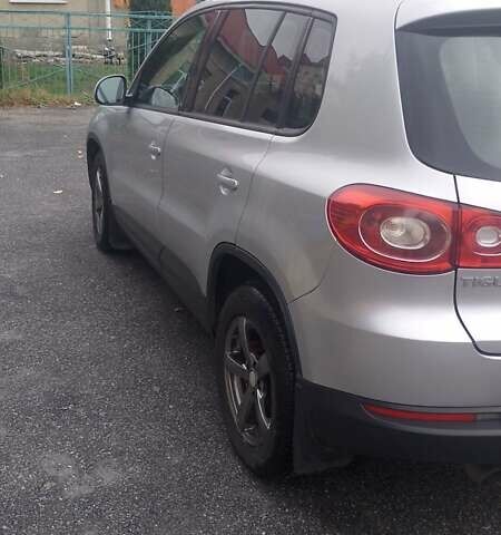 Сірий Фольксваген Тігуан, об'ємом двигуна 2 л та пробігом 250 тис. км за 10800 $, фото 13 на Automoto.ua