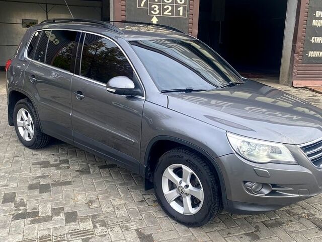 Сірий Фольксваген Тігуан, об'ємом двигуна 2 л та пробігом 165 тис. км за 10000 $, фото 2 на Automoto.ua