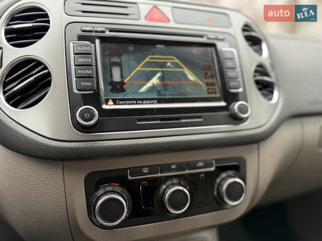 Сірий Фольксваген Тігуан, об'ємом двигуна 2 л та пробігом 243 тис. км за 9900 $, фото 12 на Automoto.ua