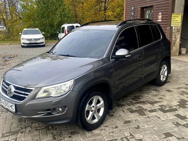 Сірий Фольксваген Тігуан, об'ємом двигуна 2 л та пробігом 165 тис. км за 10000 $, фото 1 на Automoto.ua