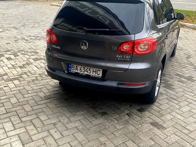 Сірий Фольксваген Тігуан, об'ємом двигуна 2 л та пробігом 165 тис. км за 10000 $, фото 3 на Automoto.ua