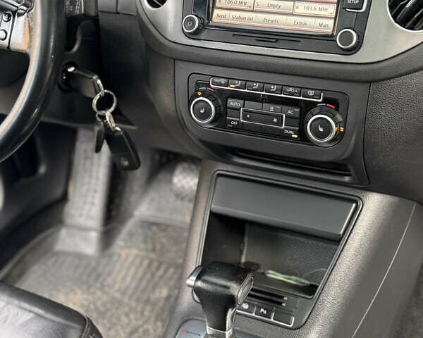 Серый Фольксваген Тигуан, объемом двигателя 2 л и пробегом 225 тыс. км за 11500 $, фото 62 на Automoto.ua