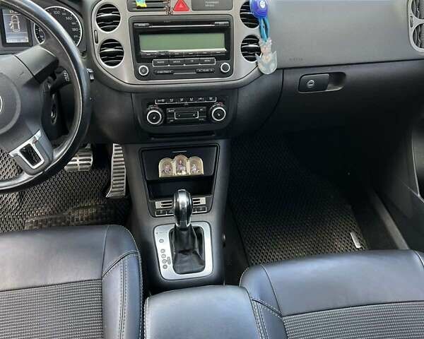 Серый Фольксваген Тигуан, объемом двигателя 1.97 л и пробегом 179 тыс. км за 12600 $, фото 5 на Automoto.ua