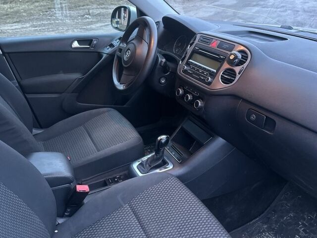 Сірий Фольксваген Тігуан, об'ємом двигуна 2 л та пробігом 300 тис. км за 9000 $, фото 5 на Automoto.ua