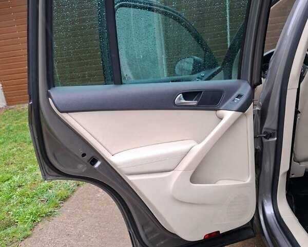 Серый Фольксваген Тигуан, объемом двигателя 1.97 л и пробегом 223 тыс. км за 15800 $, фото 7 на Automoto.ua