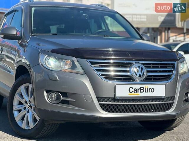 Серый Фольксваген Тигуан, объемом двигателя 2 л и пробегом 201 тыс. км за 11400 $, фото 2 на Automoto.ua
