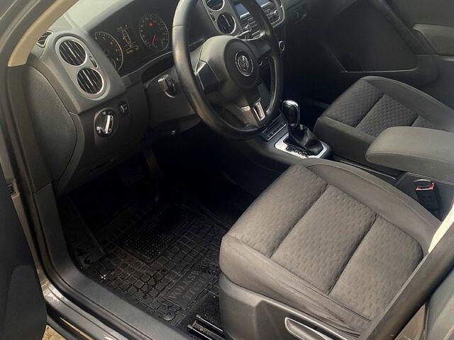 Сірий Фольксваген Тігуан, об'ємом двигуна 2 л та пробігом 165 тис. км за 10000 $, фото 6 на Automoto.ua