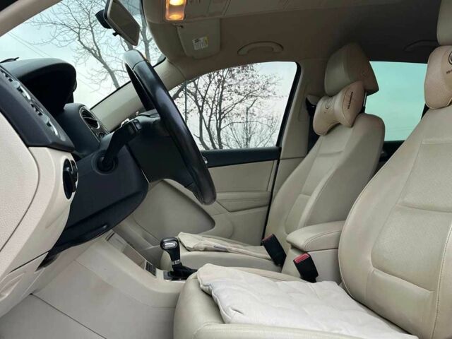 Серый Фольксваген Тигуан, объемом двигателя 2 л и пробегом 244 тыс. км за 11000 $, фото 9 на Automoto.ua