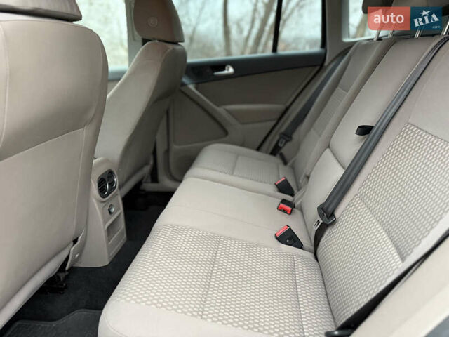 Сірий Фольксваген Тігуан, об'ємом двигуна 2 л та пробігом 243 тис. км за 9900 $, фото 9 на Automoto.ua