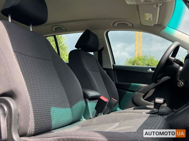 Сірий Фольксваген Тігуан, об'ємом двигуна 2 л та пробігом 265 тис. км за 10500 $, фото 8 на Automoto.ua