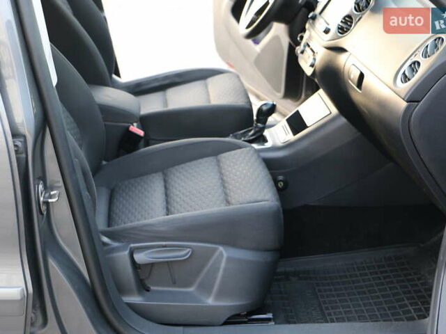 Серый Фольксваген Тигуан, объемом двигателя 2 л и пробегом 219 тыс. км за 12300 $, фото 15 на Automoto.ua