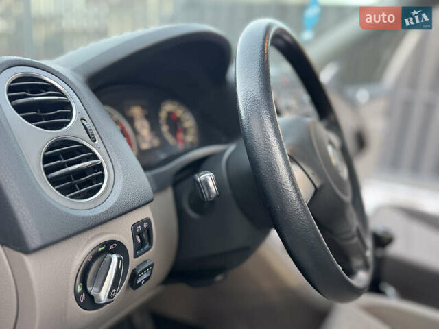 Сірий Фольксваген Тігуан, об'ємом двигуна 2 л та пробігом 157 тис. км за 9900 $, фото 21 на Automoto.ua