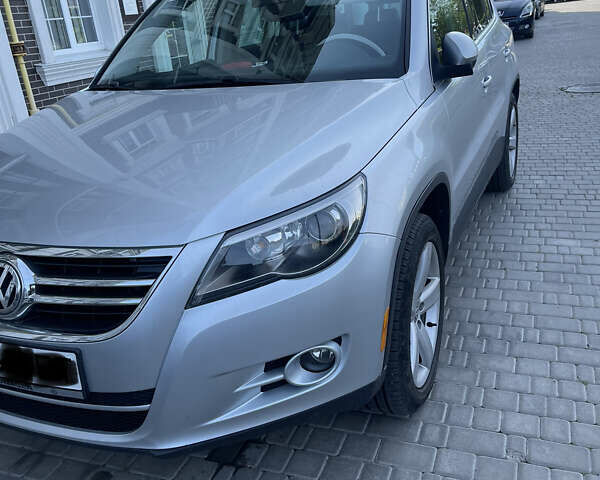 Серый Фольксваген Тигуан, объемом двигателя 2 л и пробегом 224 тыс. км за 11200 $, фото 4 на Automoto.ua