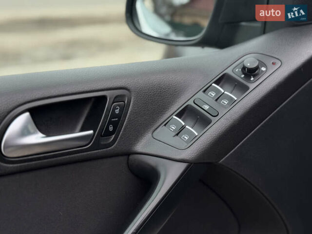 Серый Фольксваген Тигуан, объемом двигателя 2 л и пробегом 285 тыс. км за 10999 $, фото 22 на Automoto.ua