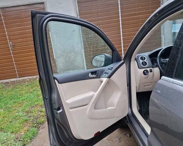 Серый Фольксваген Тигуан, объемом двигателя 1.97 л и пробегом 223 тыс. км за 15800 $, фото 11 на Automoto.ua