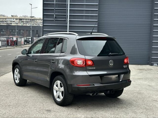 Сірий Фольксваген Тігуан, об'ємом двигуна 2 л та пробігом 262 тис. км за 10800 $, фото 1 на Automoto.ua