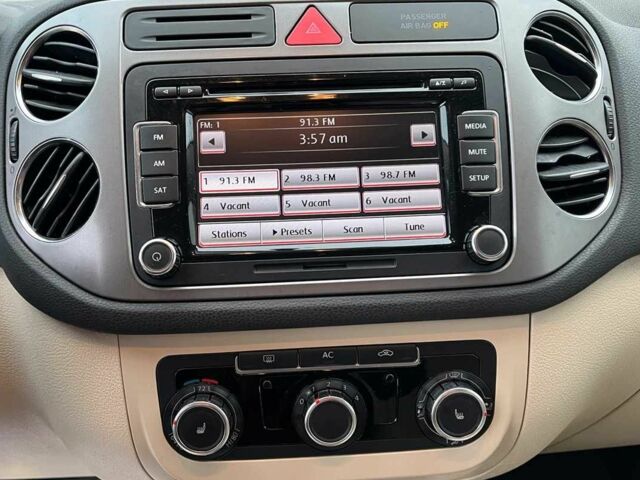 Серый Фольксваген Тигуан, объемом двигателя 2 л и пробегом 244 тыс. км за 11000 $, фото 14 на Automoto.ua