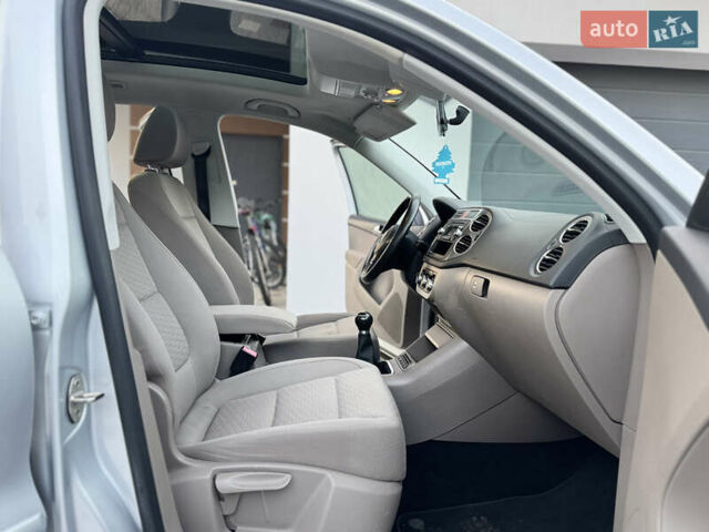 Сірий Фольксваген Тігуан, об'ємом двигуна 2 л та пробігом 157 тис. км за 9900 $, фото 31 на Automoto.ua