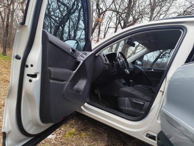 Серый Фольксваген Тигуан, объемом двигателя 2 л и пробегом 194 тыс. км за 10800 $, фото 4 на Automoto.ua