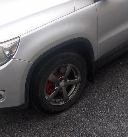 Сірий Фольксваген Тігуан, об'ємом двигуна 2 л та пробігом 250 тис. км за 10800 $, фото 1 на Automoto.ua