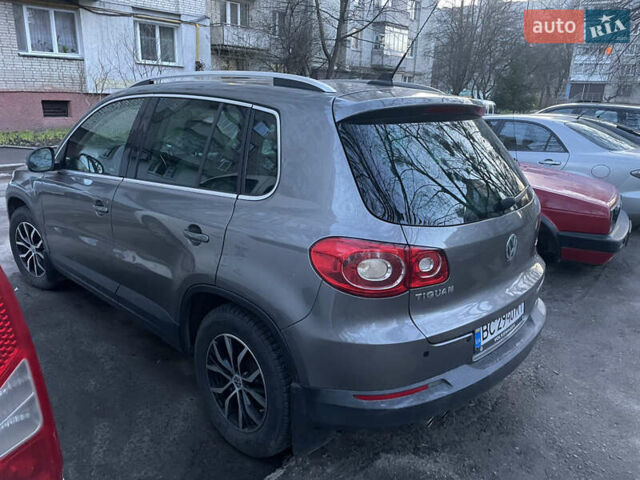 Серый Фольксваген Тигуан, объемом двигателя 2 л и пробегом 280 тыс. км за 10000 $, фото 4 на Automoto.ua